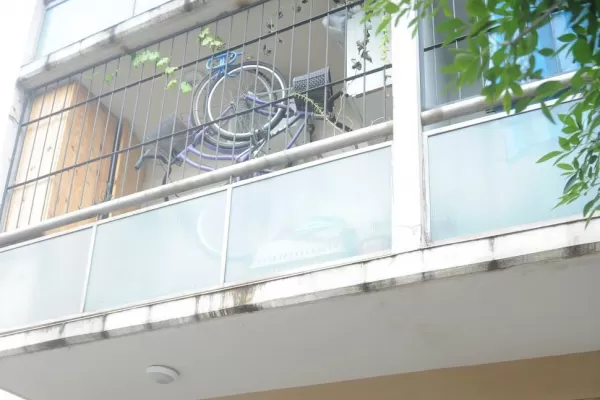 Se despertó y vio a un ladrón dentro de su departamento