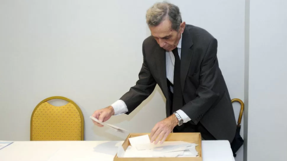 CÓMPUTO DE VOTOS. El escribano José Manuel Terán dio a conocer el documento detallando cada uno de los votos. (FOTO LA GACETA ANALÍA JARAMILLO)