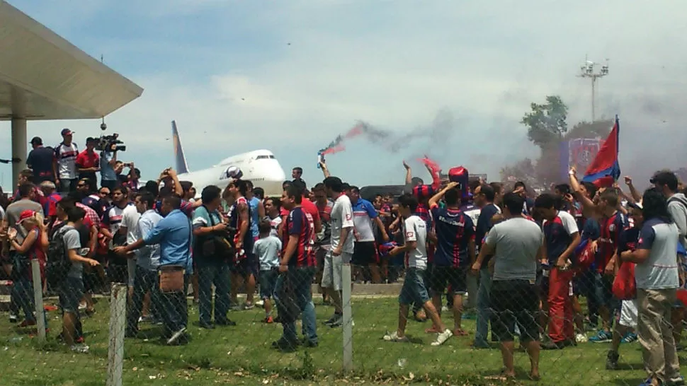 PURO FERVOR. Los hinchas de San Lorenzo viajaron desde distintos puntos del país y del planeta, para alentar mañana a su equipo. DYN