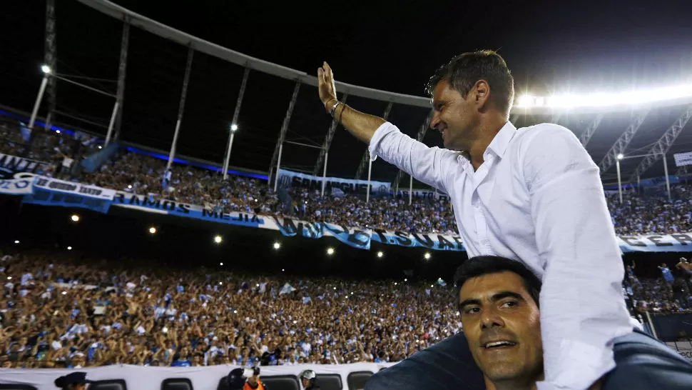 FELIZ. Cocca sigue de festejos. Al DT casi lo echan, pero le dieron tiempo y sacó campeón a Racing. REUTERS