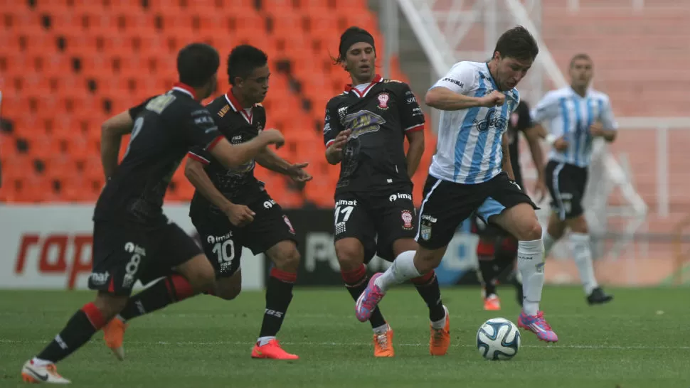 FIGURA. Martínez (10), que intenta dar caza a Jonathan Gómez el domingo pasado en Mendoza, es del gusto de River y de Macelo Gallardo. FOTO LA GACETA