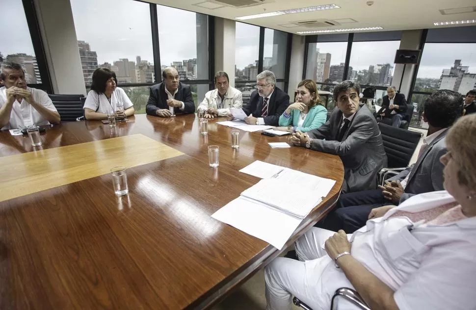 A LA CABECERA. González Navarro (saco azul), Ávila (de verde) y Yedlin (de gris) coordinaron la reunión. prensa legislatura