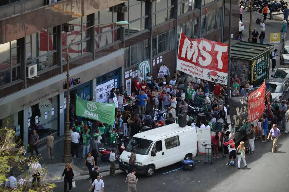 PROTESTA. Empleados del Indec y dirigentes de ATE realizaron un abrazo a la sede del ente para pedir cambios.  dyn