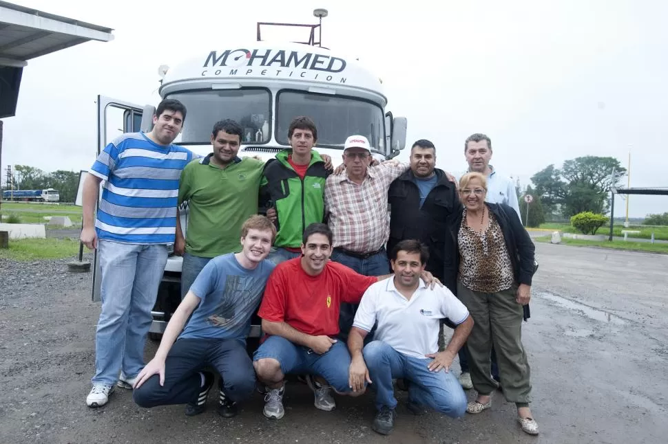 PRIMER FOTO EN CASA. Los amigos lo esperaron en la zona de San Andrés y posaron para LG Deportiva. La alegría del piloto -con remera blanca- contagió a todos. la gaceta / foto de diego aráoz