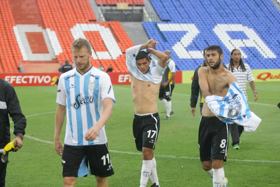 DESDIBUJADO. Menéndez no ocultó su bajón por no poder hacer valer su gol. FOTO DE MARCELO RUIZ (ESPECIAL PARA LA GACETA)