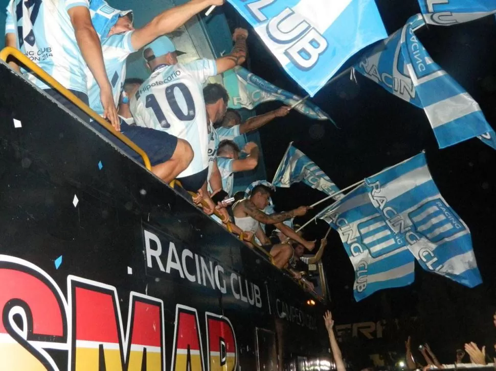 CON LA GENTE. El plantel de Racing partió con banderas rumbo al Obelisco en micro para acoplarse a los festejos de los miles de hinchas que se unieron para celebrar el nuevo título junto a los ídolos. foto de facebook de Racing Club - Oficial