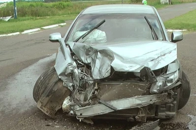 Impresionante choque: un auto se metió debajo de un camión cargado con vacas