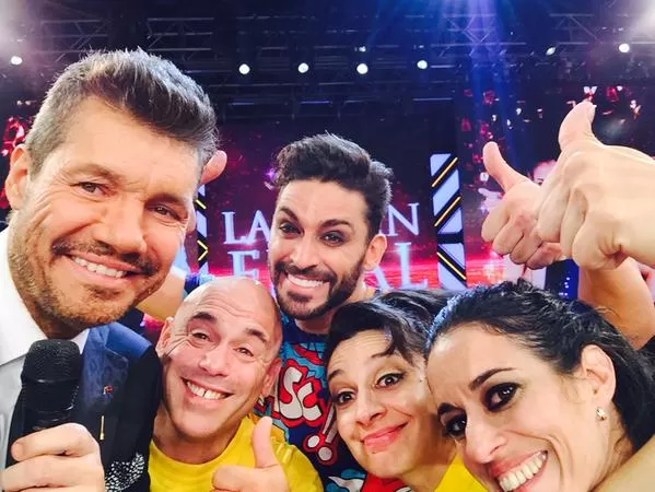 LA ÚLTIMA SELFIE DE 2014. Tinelli, otro usuario dinámico de Twitter, subió la foto con los cuatro finalistas.  twitter.com / cuervotinelli