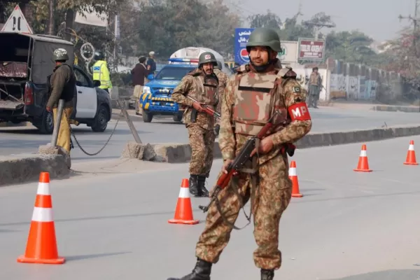 Talibanes masacran a 132 estudiantes en Pakistán