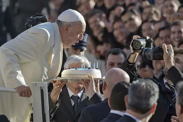 El Papa Francisco cumple 78 años y recibe saludos en la Plaza San Pedro