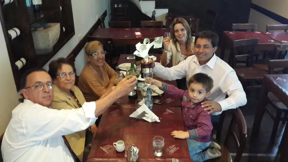 COPAS Y TROFEO. “Lito” Mohamed, Margarita, Mercedes Pucci, Marianela Massa, Lucas y Lucas Jr. brindan minutos después de la premiación. El festejo fue con comida árabe y en un clima distendido.   la gaceta / fotos de carlos werner