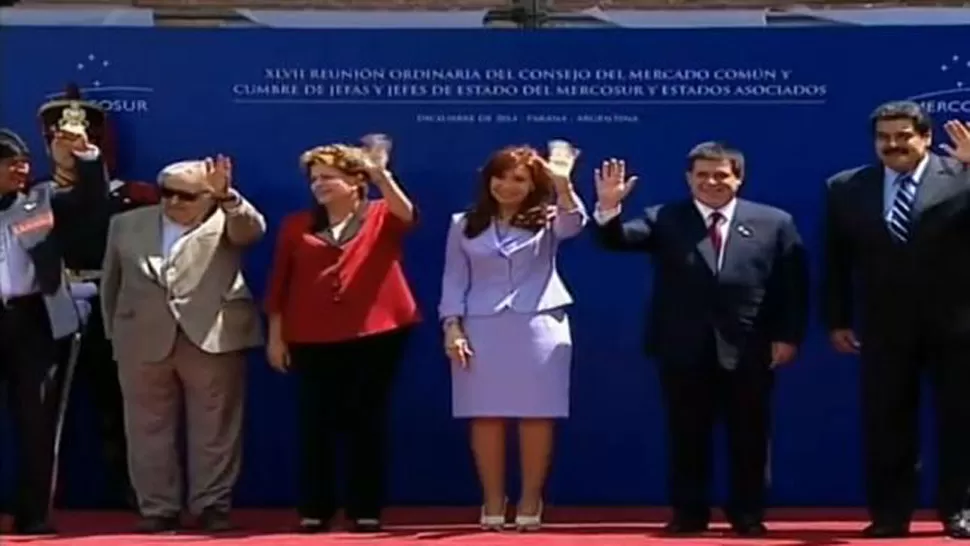 JUNTOS. Los mandatarios posaron para la foto de familia. CAPTURA DE VIDEO