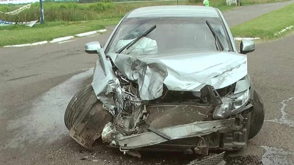 RESULTADO DEL IMPACTO.  El automóvil quedó destrozado. FOTO TOMADA DE BRAGADOTV.COM.AR