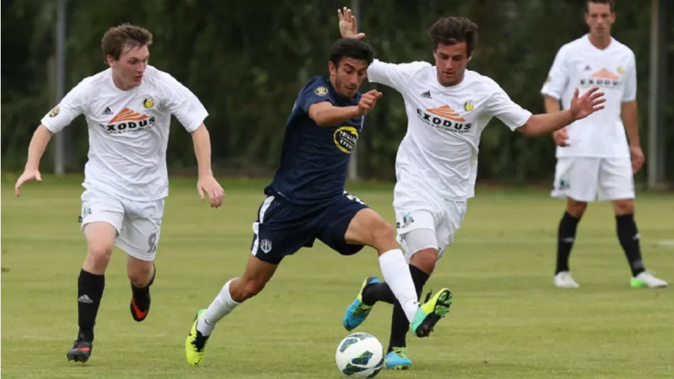 CON RITMO OCEÁNICO. Emiliano Tade, de azul, juega en Nueva Zelanda desde 2010. (FOTO WWW.AUCKLANDCITYFC.COM)