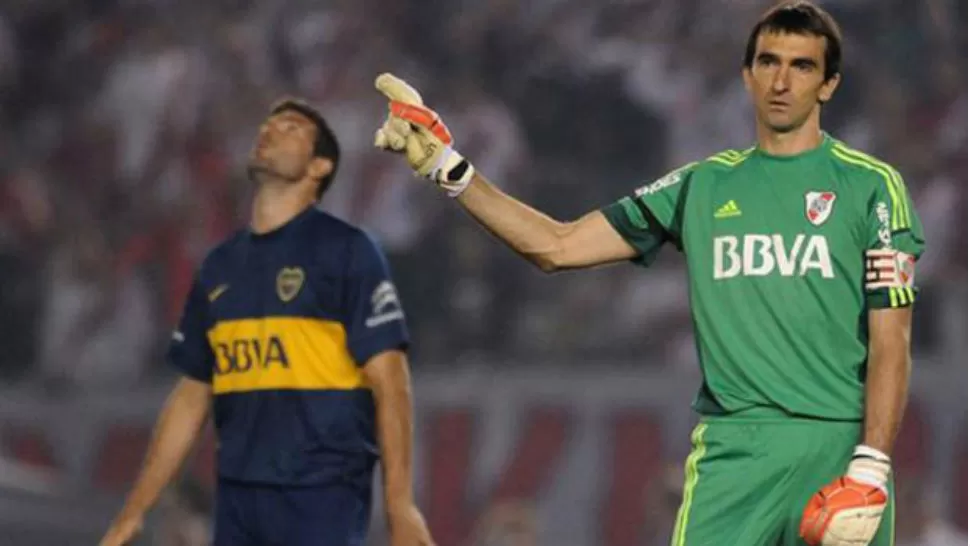 SE LO ATAJÓ. Marcelo Barovero le contuvo el penal a Gigliotti.