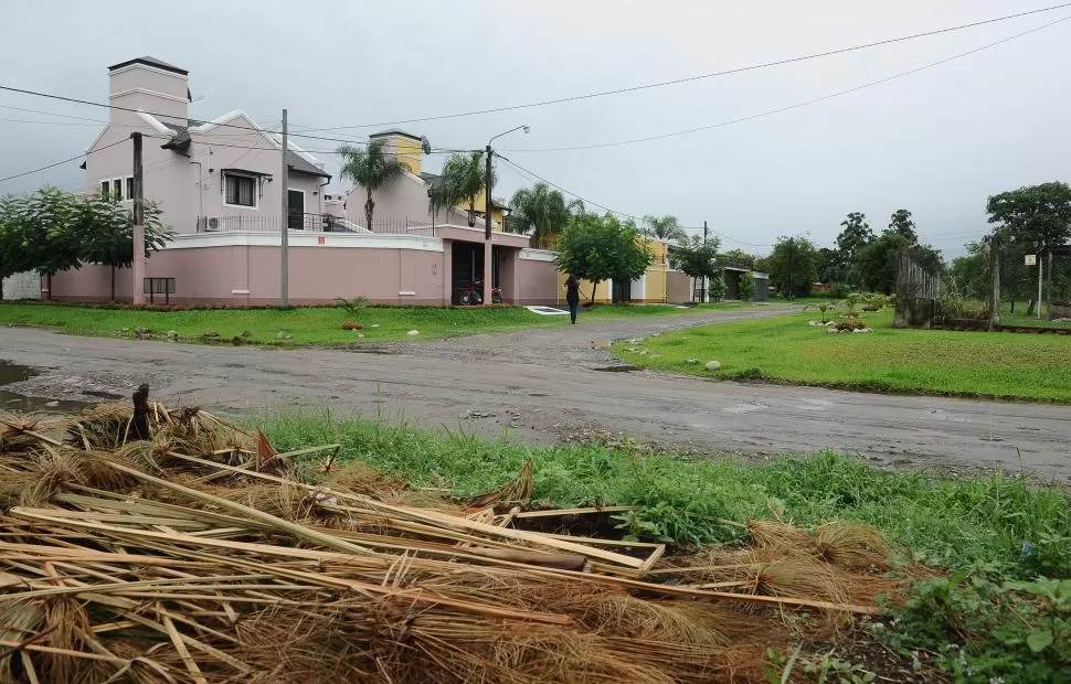 CONTRASTES. Mientras los dueños de viviendas se esfuerzan por mantener lindas las casas, puertas afuera hay basura, malezas y calles en mal estado. LA GACETA / FOTOS DE OSVALDO RIPOLL