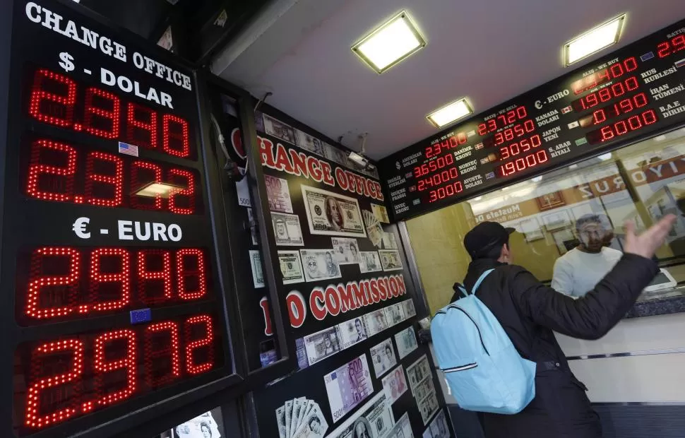 COLAPSO MONETARIO. Las casas de cambio rusas tuvieron que modificar constantemente sus pizarras. reuters