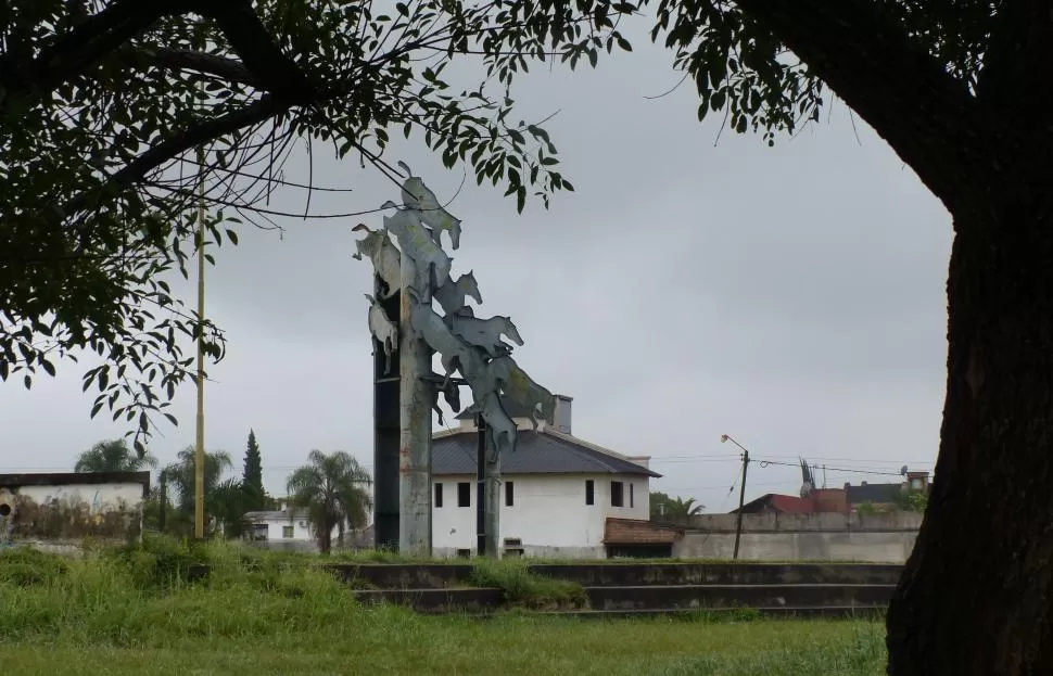 DETERIORO. Quedan pocas esculturas en la plaza de la Tradición. LA GACETA / FOTO DE OSVALDO RIPOLL