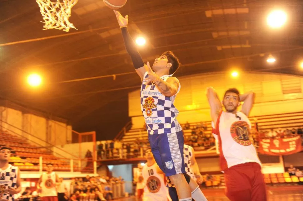 SUMÓ DOS. Raúl Rivadeneira pone la bandeja en el cesto del “globito”. la gaceta / foto de héctor peralta