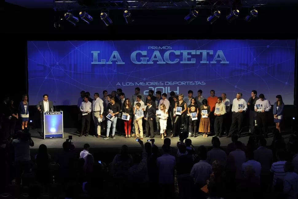 LA ESCENA FINAL. Lucas Mohamed habló luego de recibir la distinción, mientras los otros deportistas observan y desde las plateas sacan fotos. “Muchos de ustedes merecían esto”, señaló. la gaceta / fotos de juan pablo sánchez noli