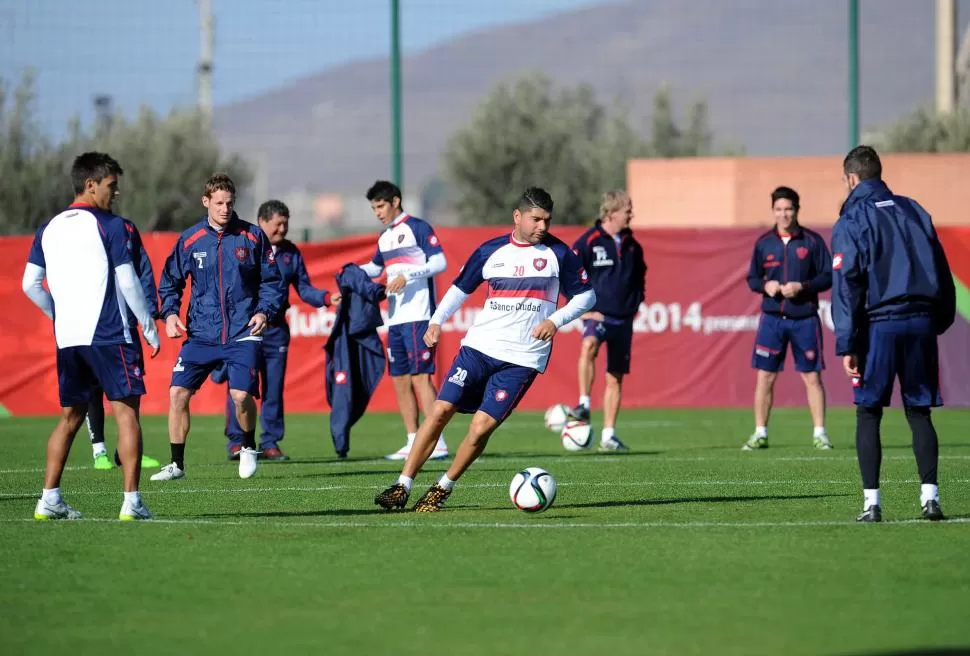  SUEÑO CUMPLIDO. Ortigoza, que domina la pelota durante uno de los entrenamientos, tendrá la chance de jugar un Mundial de Clubes por primera vez en su carrera. télam