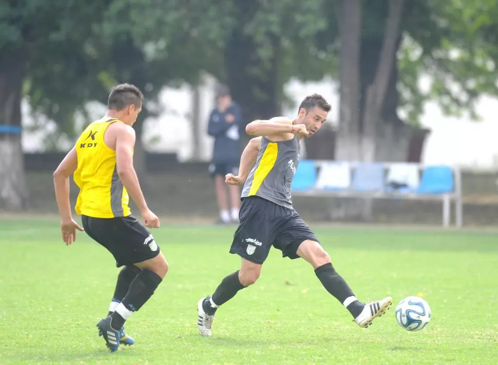 POR DECISIÓN PROPIA. Malagueño, que remate, ante la marca de Valdez, decidió rescindir su contrato. El volante, en tanto, podría quedarse a pelear un puesto. LA GACETA / FOTO DE HÉCTOR PERALTA (ARCHIVO)