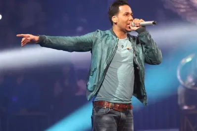 Romeo Santos les hace el amor a sus fanáticas en pleno recital
