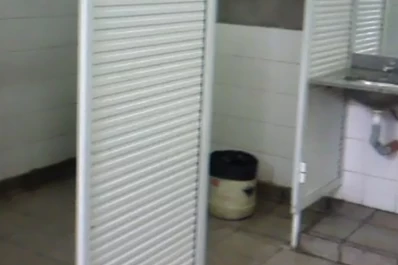 Denuncian que en los baños del Hospital Padilla no hay puertas