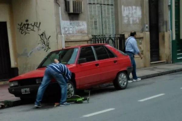 Estacionó donde está prohibido, le pusieron el cepo y lo rompió