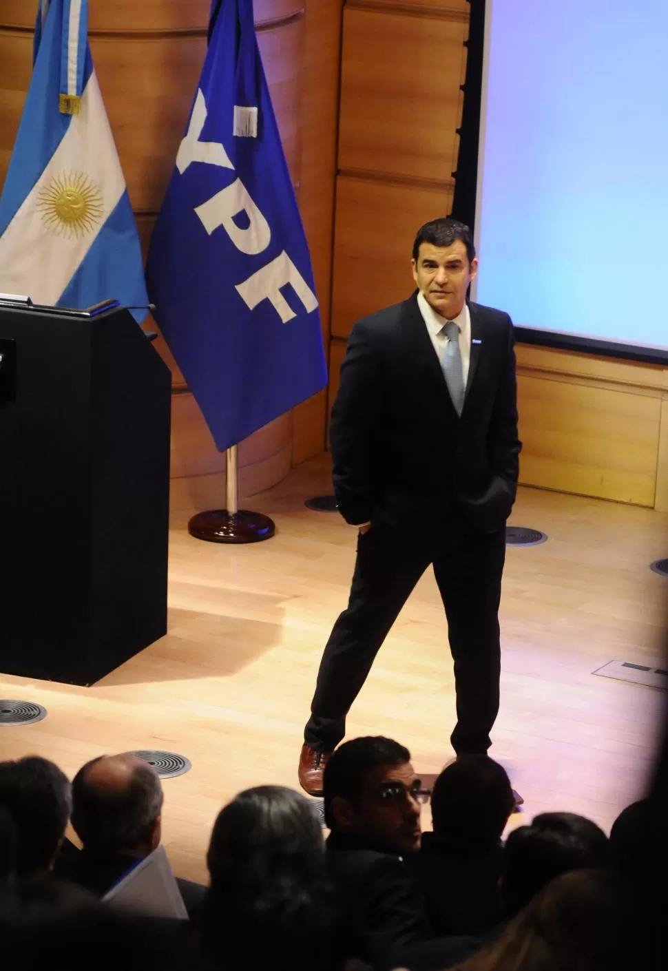 POSTURA DEL CEO. Galuccio cree que una baja del valor de la nafta resentiría el plan de inversiones de YPF. dyn