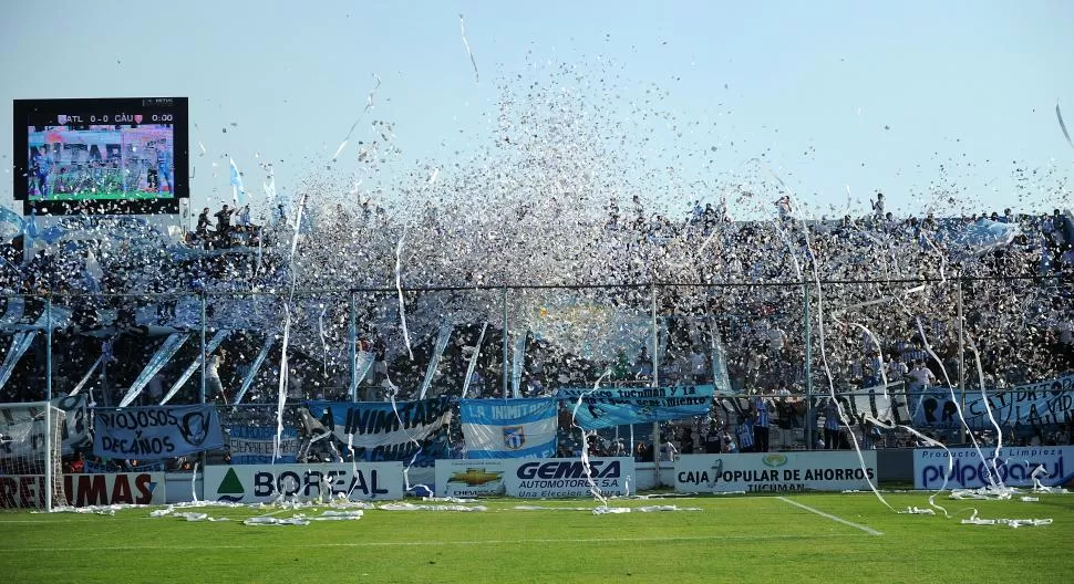 QUE ESTA ESCENA SE REPITA PRONTO. El Monumental volverá a cobijar las ilusiones de los hinchas “decanos” en 2015, aunque el equipo siga en la B Nacional. la gaceta / foto de franco vera (archivo)