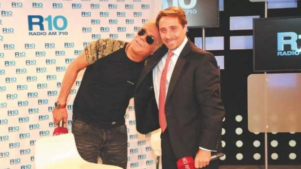 OTROS TIEMPOS. Casella y Feinmann se abrazan durante la presentación de la programación de Radio 10. FOTO TOMADA DE INFONEWS.COM