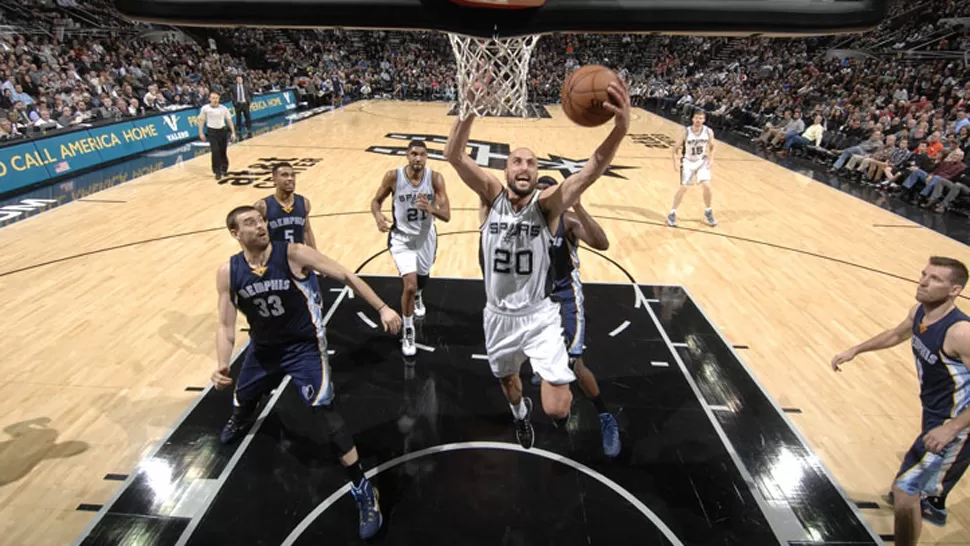 NO ALCANZO. El esfuerzo de Manu y sus compañeros chocó contra la solidez de Memphis. FOTO TOMADA DE NBA.COM/SPURS