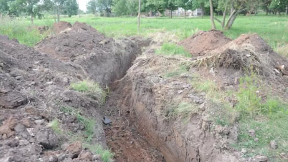 MEDIDAS EXTREMAS. Vecinos de un barrio de Rosario cavaron un zanjón para evitar que los arrebatadores escapen hacia la autopista. FOTO TOMADA DE LACAPITAL.COM