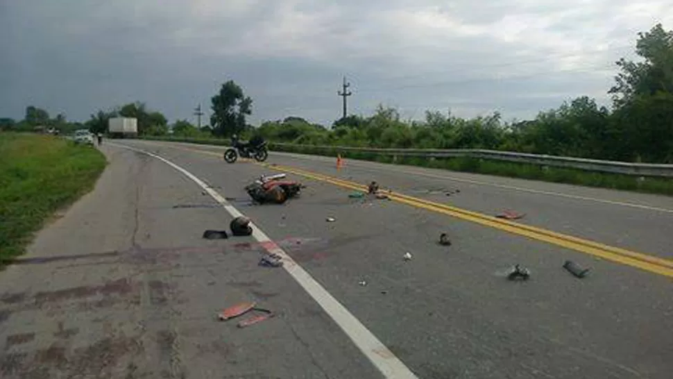 DURO IMPACTO. La Policía y Bomberos trabajaron en el lugar del accidente. FOTO TOMADA DE INFOAGUILARES.COM.AR