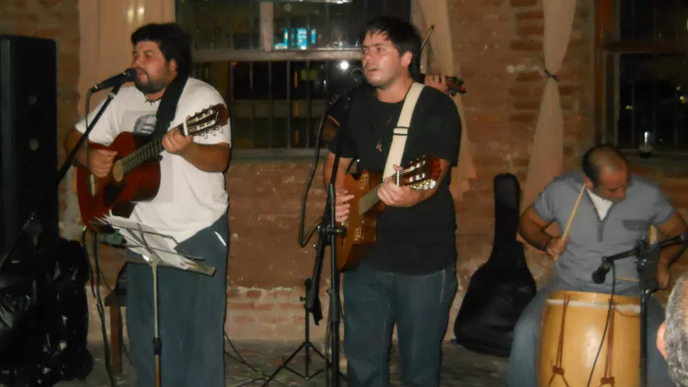 DÚO CARDENAL. IMAGEN DE TERRAVIVA.COM.AR