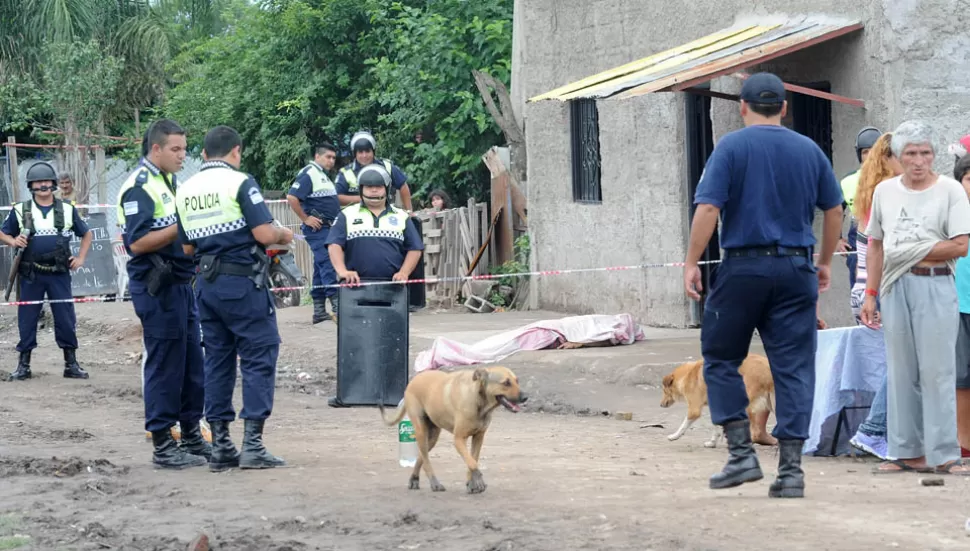 TRÁGICO. La Policía realizó pericias en el lugar donde quedó tirado el cuerpo de la víctima. Hubo un fuerte despliegue policial para disuadir disturbios. LA GACETA / FOTO DE HÉCTOR PERALTA