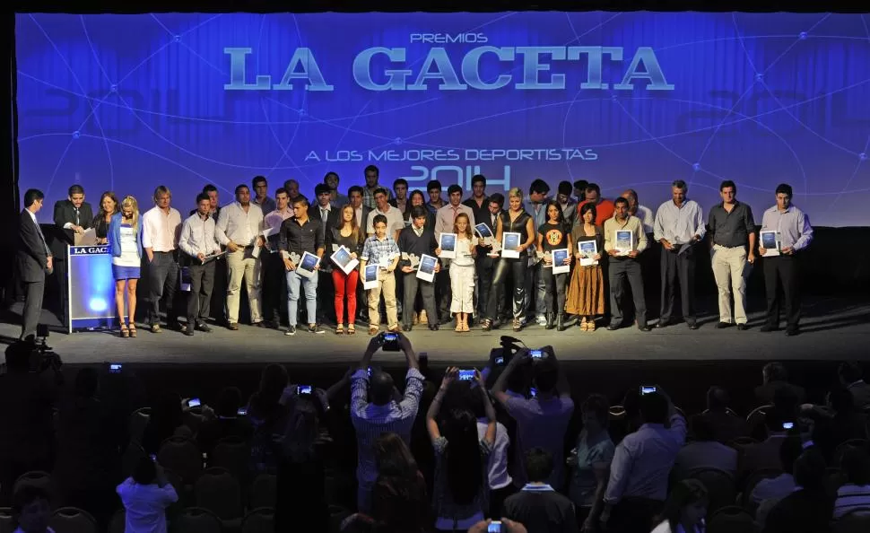 LOS PROTAGONISTAS A PLENO. Todos los ganadores posan para la foto final que resume en una sóla imagen los más de 60 minutos que duró la premiación en uno de los salones del hotel Sheraton. la gaceta / foto de juan pablo sánchez noli