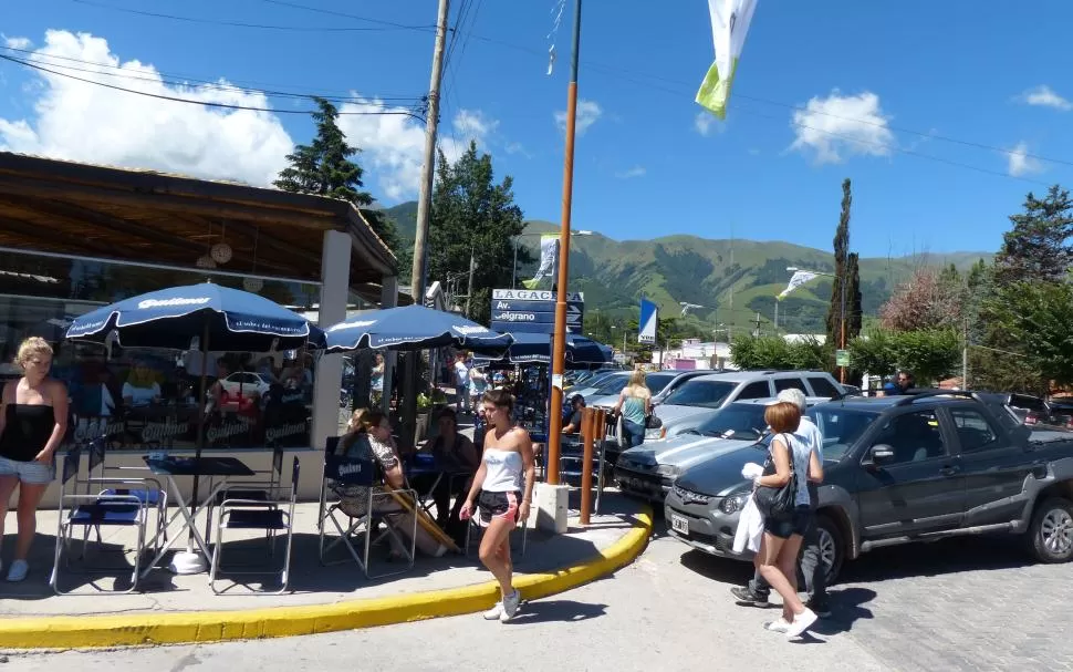 A CAMINAR. Para pasar la temporada en Tafí del Valle, la consigna es: “buscar precios”. Lo más económico son los hostels, cabañas y campings. la gaceta / foto de osvaldo ripoll (archivo)