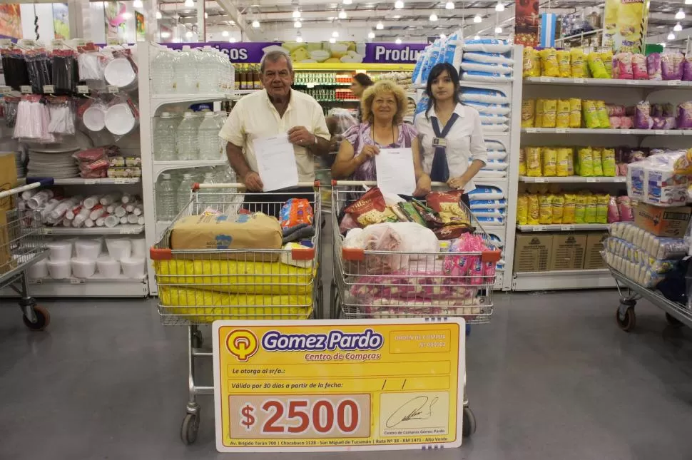EL MOMENTO DEL PREMIO. Aurelio posa junto a los dos carritos que llenó. gentileza gomez pardo