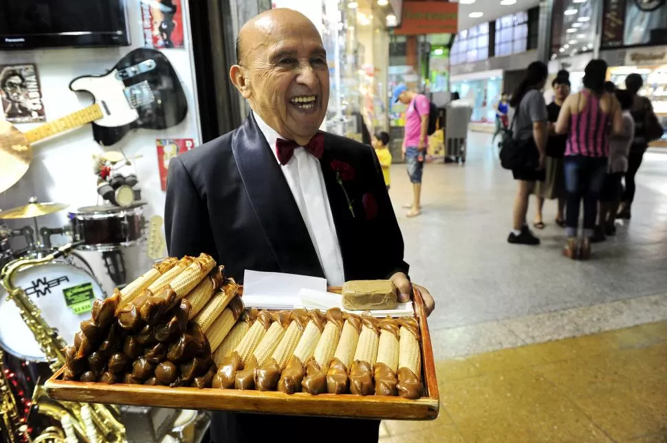 POSTAL SIN TIEMPO. La figura de Carlos Rojas, vestido impecable, con su bandeja de cubanitos en mano, es parte del paisaje del centro tucumano. la gaceta / foto de oscar ferronato