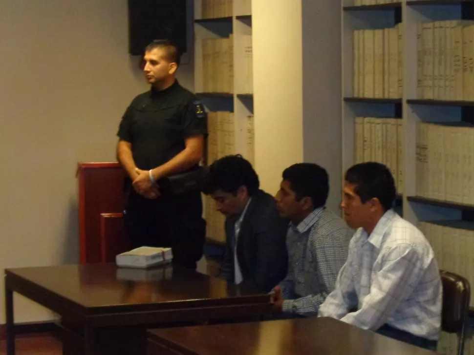 SENTENCIADOS. Los dos imputados (de camisa) fueron hallados culpables del crimen de Cristian Cativa. la gaceta / foto de rodolfo casen