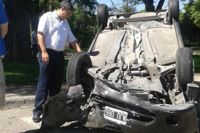 Chocó, volcó y quedó ruedas hacia arriba