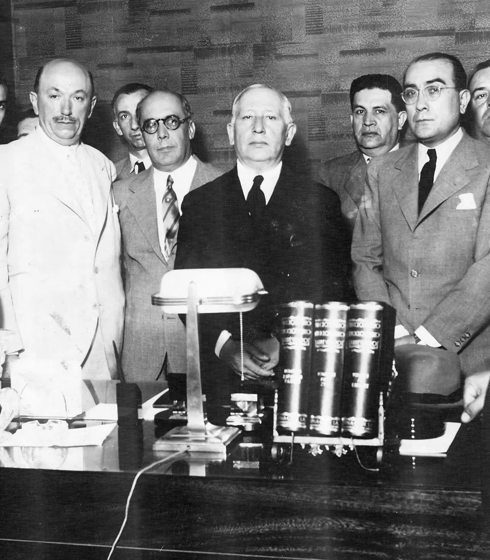 ALEJANDRO PÉREZ. Aparece al centro, de traje oscuro, al asumir la presidencia del Consejo de Higiene, en 1939. Lo rodean, desde la izquierda, los doctores Arturo Álvarez, Rufino Cossio y Manuel Andreozzi.  la gaceta / archivo