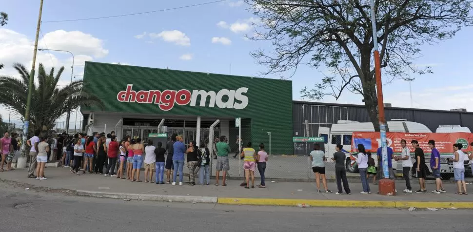 TRAS LOS SAQUEOS. Empleados y vecinos de Banda del Río Salí realizaron un abrazo simbólico al supermercado “Chango Más” cuando finalizaron los robos que sufrió el local en diciembre de 2013. la gaceta / foto de juan pablo sánchez noli  (archivo)