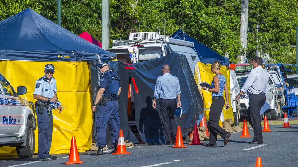 CONMOCIÓN. La policía trabaja en la casa donde encontraron los cadáveres. REUTERS