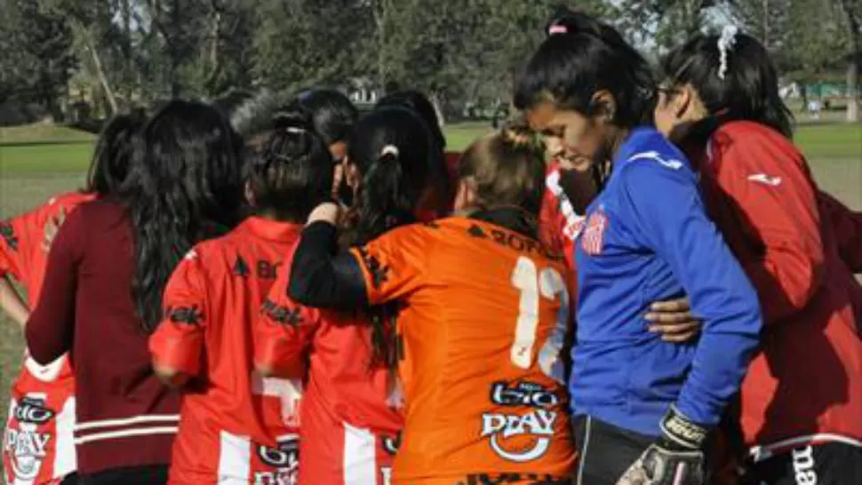 UNIDAS. Las Santas van por el título número 35. (FOTO WWW.SANMARTINDETUCUMAN.COM)