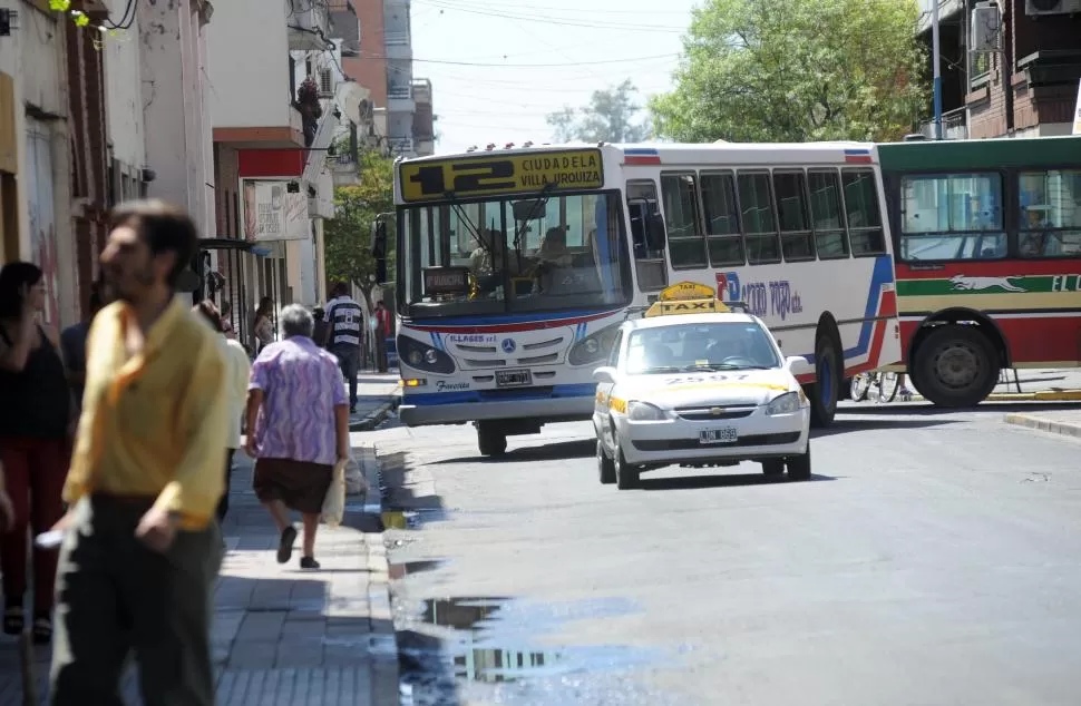 TARIFAZO EN EL TRANSPORTE PÚBLICO. Desde la próxima semana, viajar en ómnibus y en taxis por la capital podría ser un 24% más costoso. la gaceta / foto de FRANCO VERA