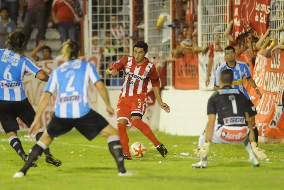 EL FUTURO. “Maxi” Martínez tiene la posibilidad de jugar en Nueva Chicago que esta noche puede ascender a Primera. la gaceta / foto de hector peralta (archivo)