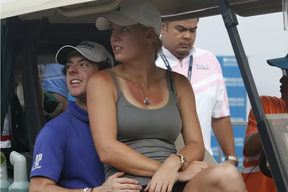 MOMENTOS FELICES. Rory y Caroline eran muy apegados, pero un de día para el otro McIlroy decidió cortar con la relación. REUTERS